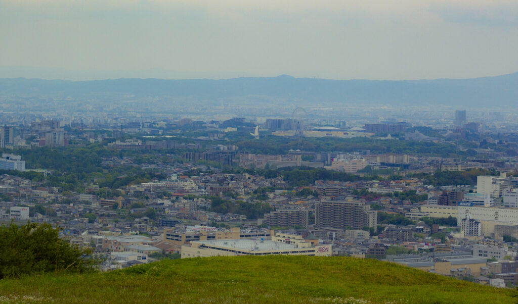 太陽の塔を望む吹田の風景
